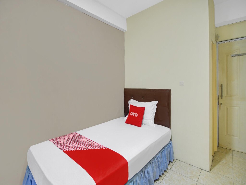 Standard room RedDoorz at Fortune Hotel Jalan Walanda Maramis Manado