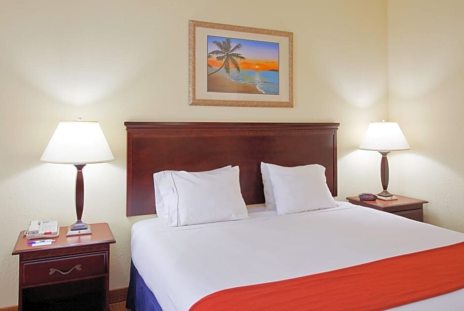 Люкс c 1 комнатой Holiday Inn Express Hotel & Suites Panama City-Tyndall
