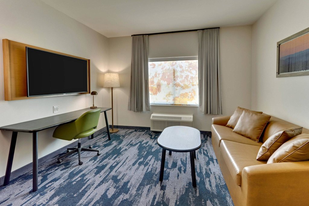Двухместный люкс Fairfield Inn & Suites by Marriott Dallas Love Field