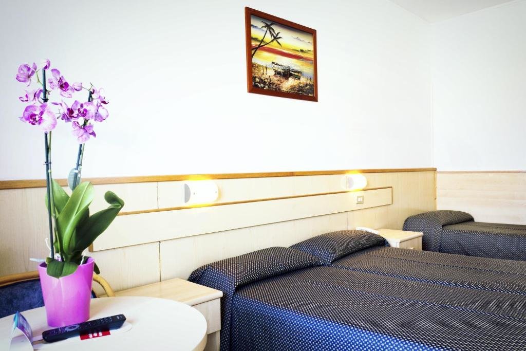 Standard triple chambre Vue sur le lac Hotel Saturno - Montagnoli Group