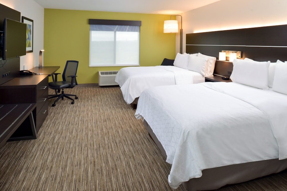 Четырёхместный номер Standard Holiday Inn Express & Suites Pueblo, an IHG Hotel