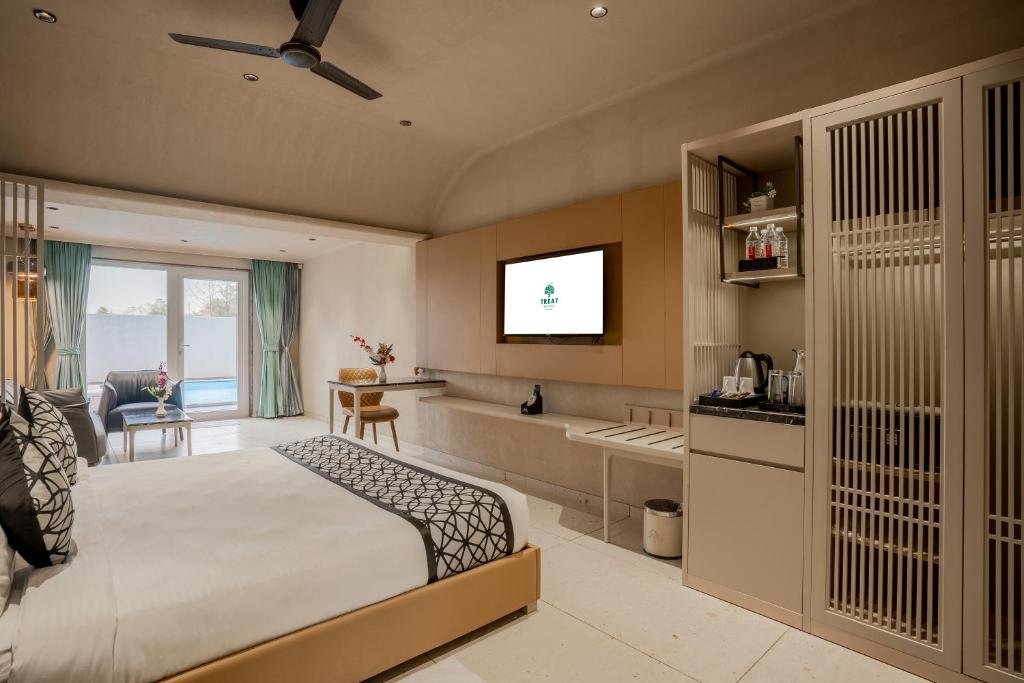 Standard Double room with pool view Treat Resort Silvassa