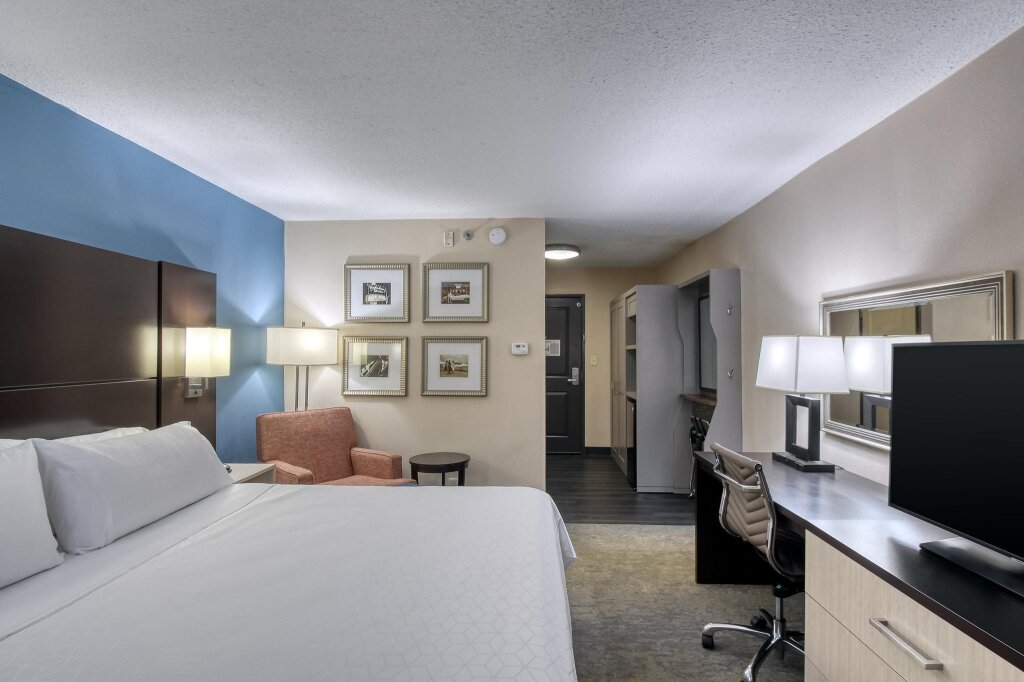 Номер Standard Holiday Inn & Suites Atlanta Airport North, an IHG Hotel