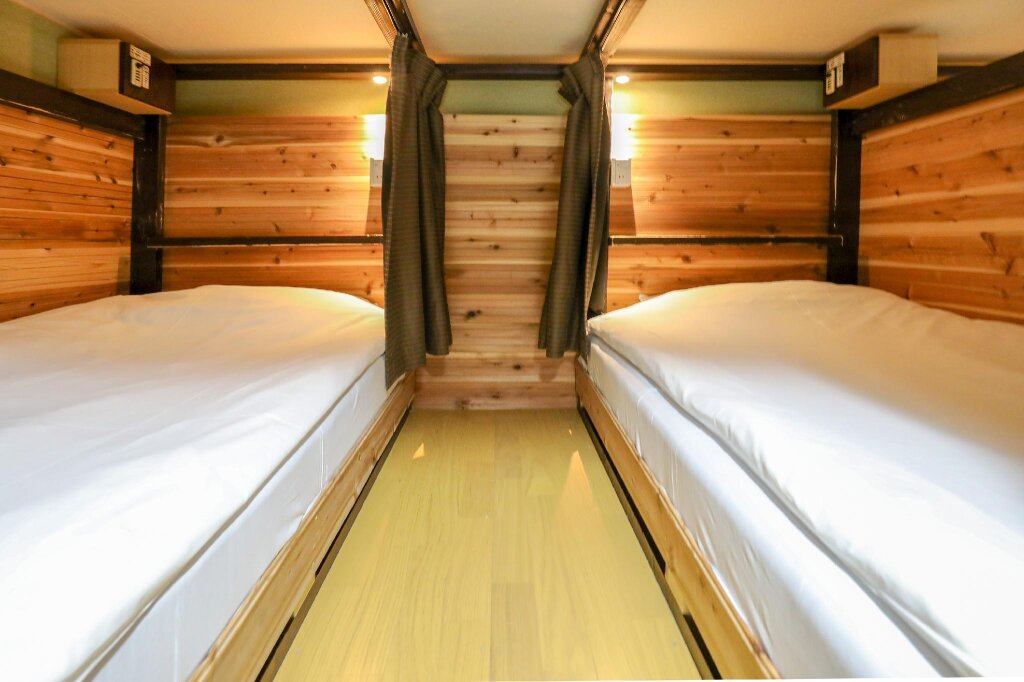 Кровать в общем номере (женский номер) Nerarel Hostel Namba