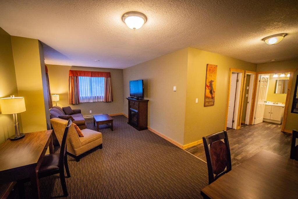 Семейный люкс Alpine Inn & Suites