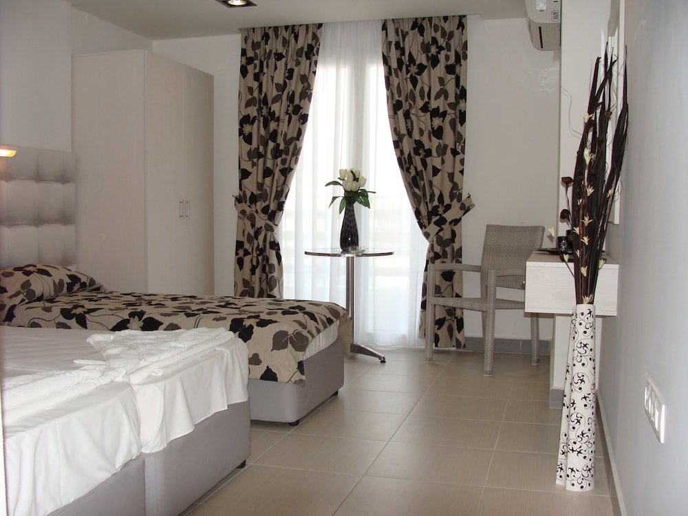 Standard Dreier Zimmer mit Balkon Dafni Plus Hotel