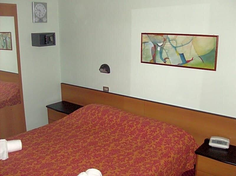 Cama en dormitorio compartido Hotel Niagara Rimini