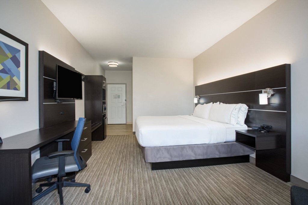 Standard room Holiday Inn Express Hotel & Suites Fort Collins, an IHG Hotel