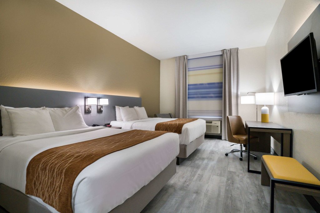 Четырёхместный номер Standard Comfort Inn & Suites Victoria North
