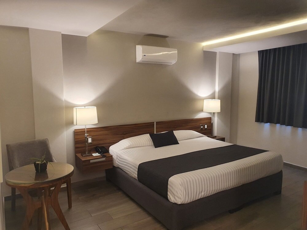 Camera doppia Standard con balcone e con vista sulla città Estanza Hotel & Suites