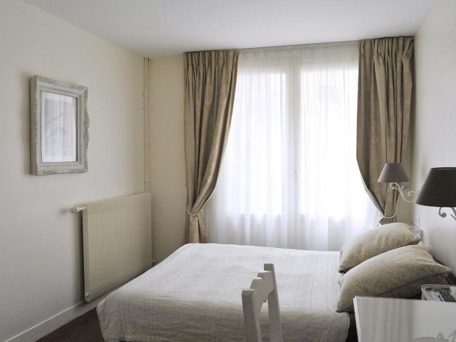 Кровать в общем номере Hotel Arcadie Montparnasse
