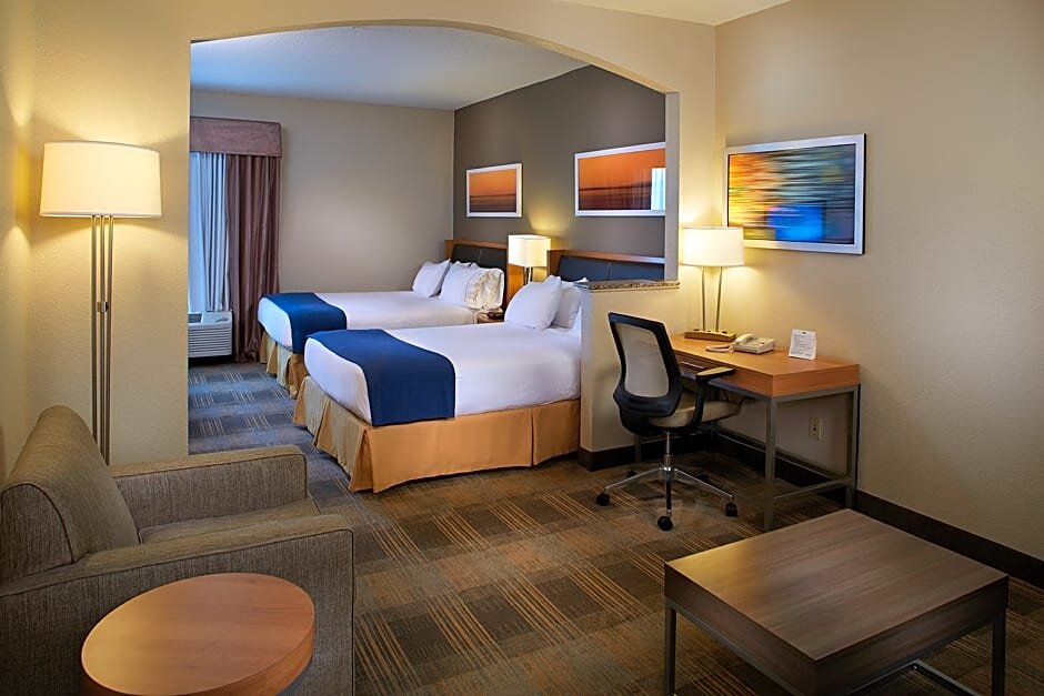 Четырёхместный люкс c 1 комнатой Holiday Inn Express Hotel & Suites Orangeburg, an IHG Hotel