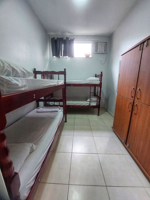 Кровать в общем номере Pousada Vila Praiana