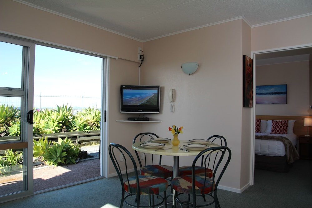 1 Bedroom Apartment with balcony and with pool view Cook's Lookout Motel