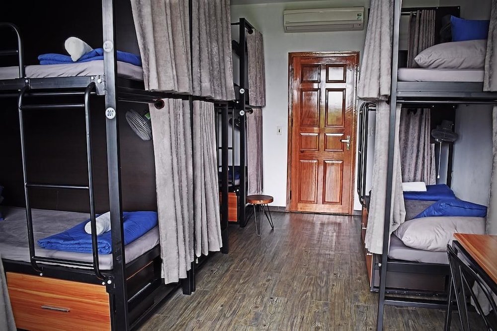 Кровать в общем номере с балконом Kon-Tiki DaNang Hostel