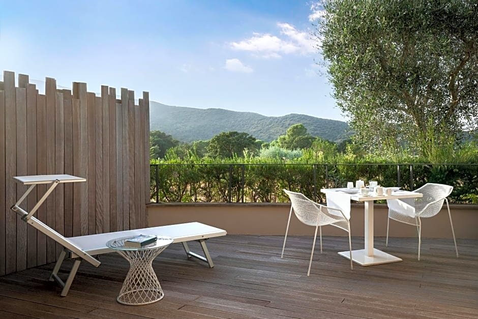 Habitación cuádruple Estándar con balcón y con vista al patio Argentario Golf & Wellness Resort