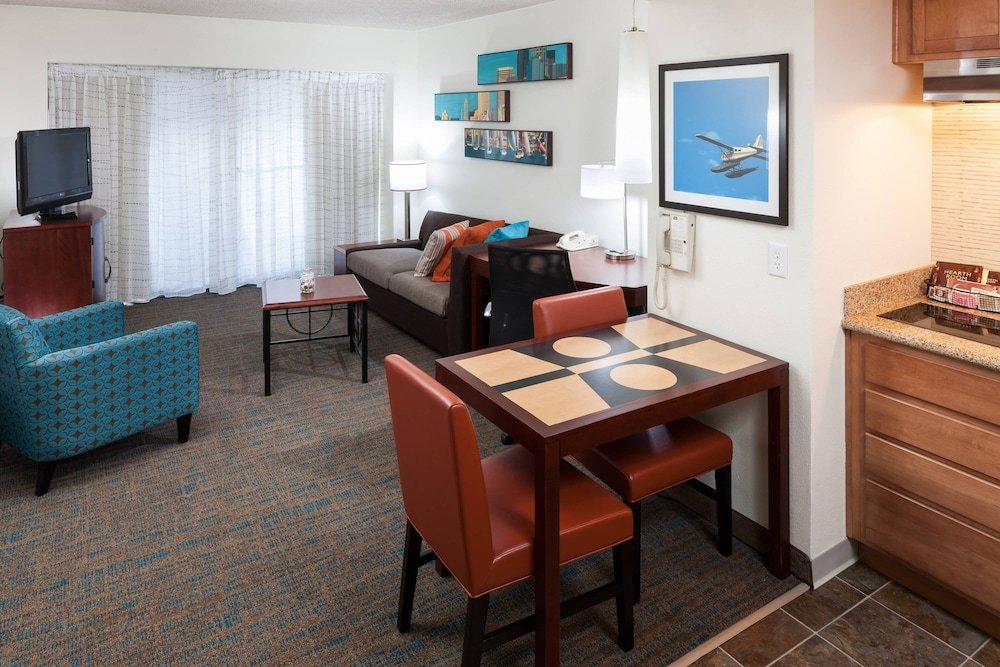 Suite 1 dormitorio con balcón Residence Inn by Marriott Seattle Downtown/Lake Union