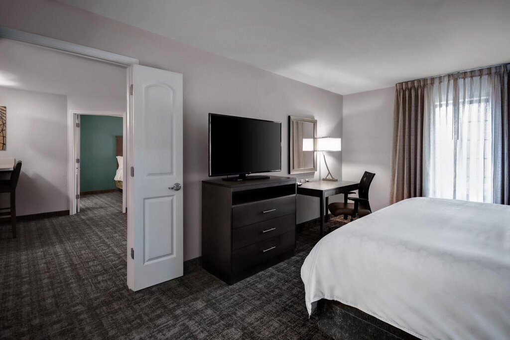 Номер Standard с 2 комнатами Staybridge Suites - Holland, an IHG Hotel