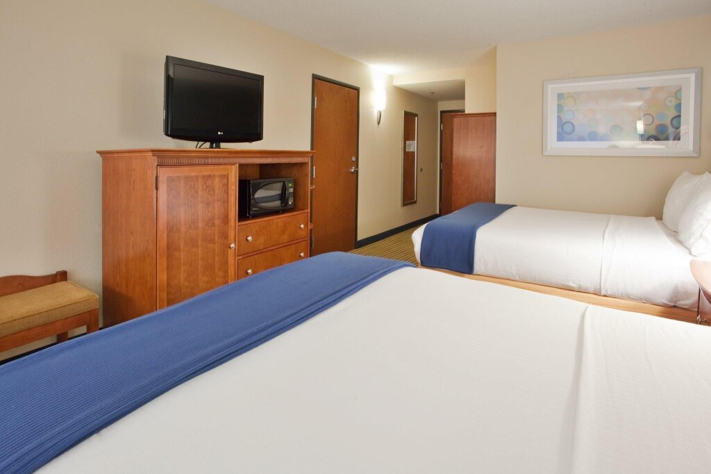 Четырёхместный люкс Holiday Inn Express Hotel & Suites Fredericksburg, an IHG Hotel