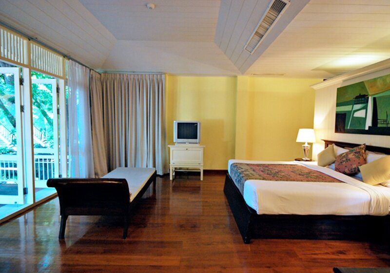 Standard Triple room with balcony Baan Bayan Beach Hotel