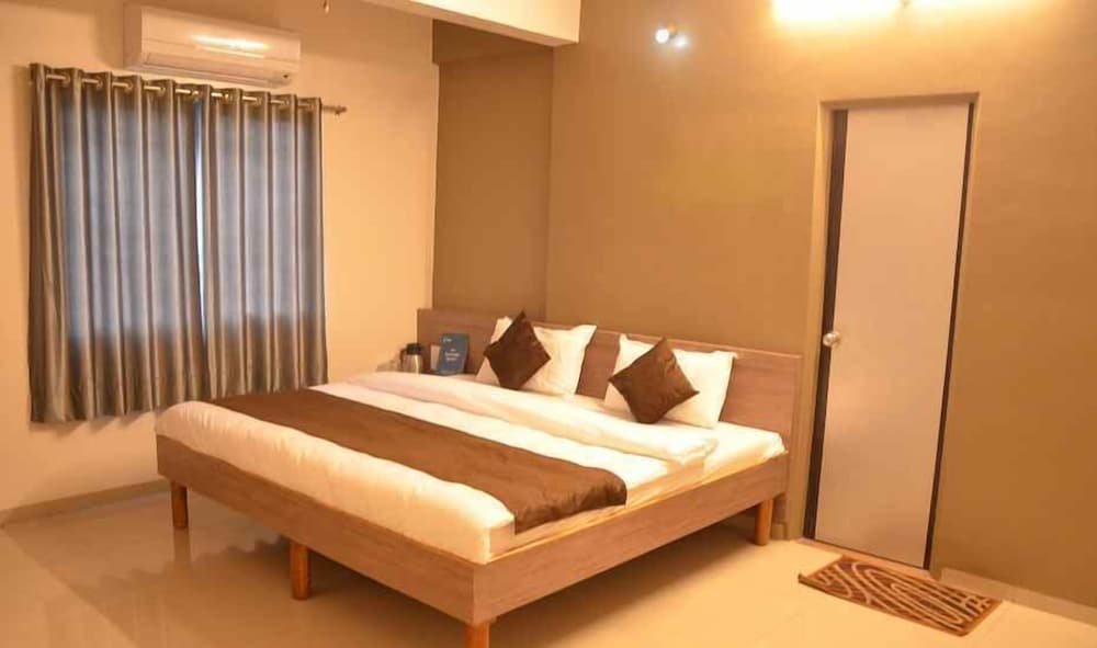 Deluxe room Hotel Pushpak Regency