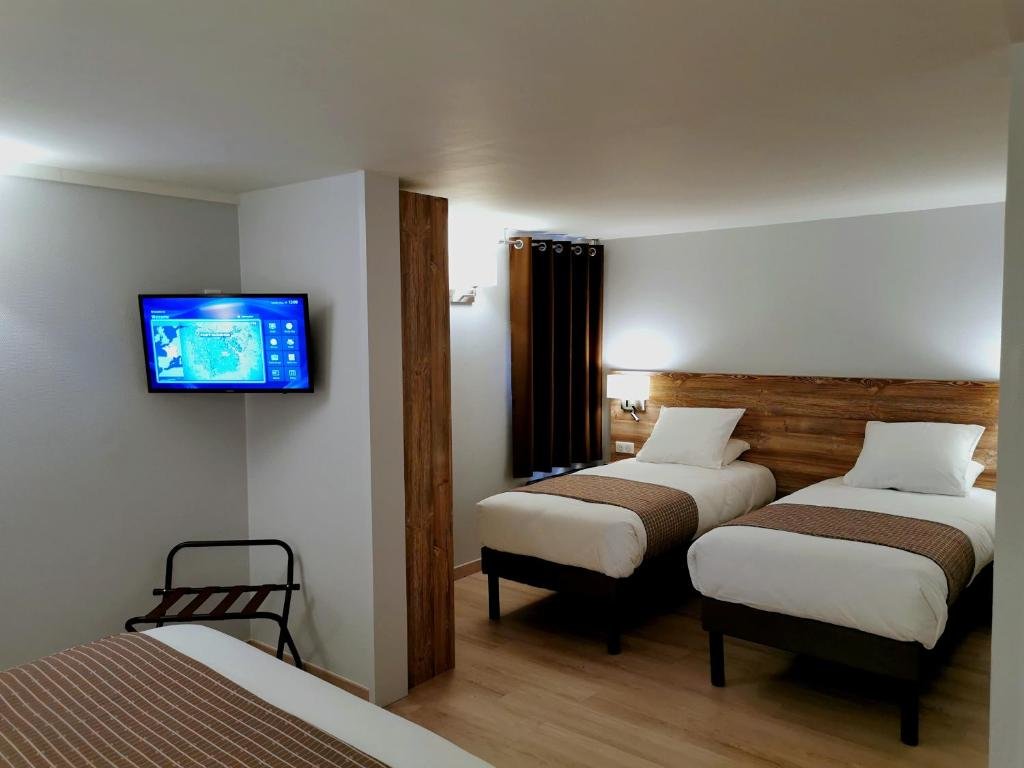 Четырёхместный номер Standard Brit Hotel Confort Pau Lons