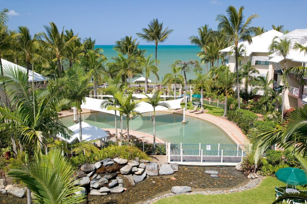Апартаменты Superior beachfront Coral Sands Beachfront Resort