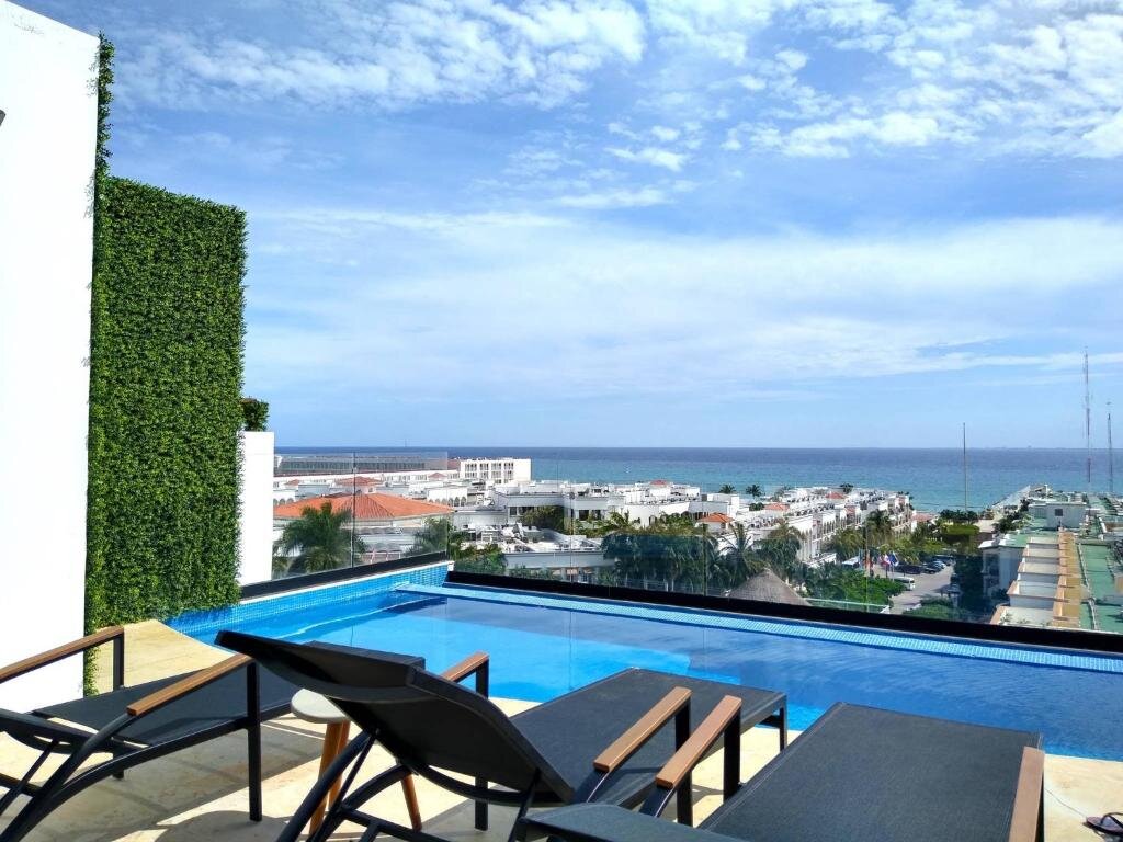 Apartment Ocean View From the Rooftop Pool Only one Block to the Beach, Studio for 2