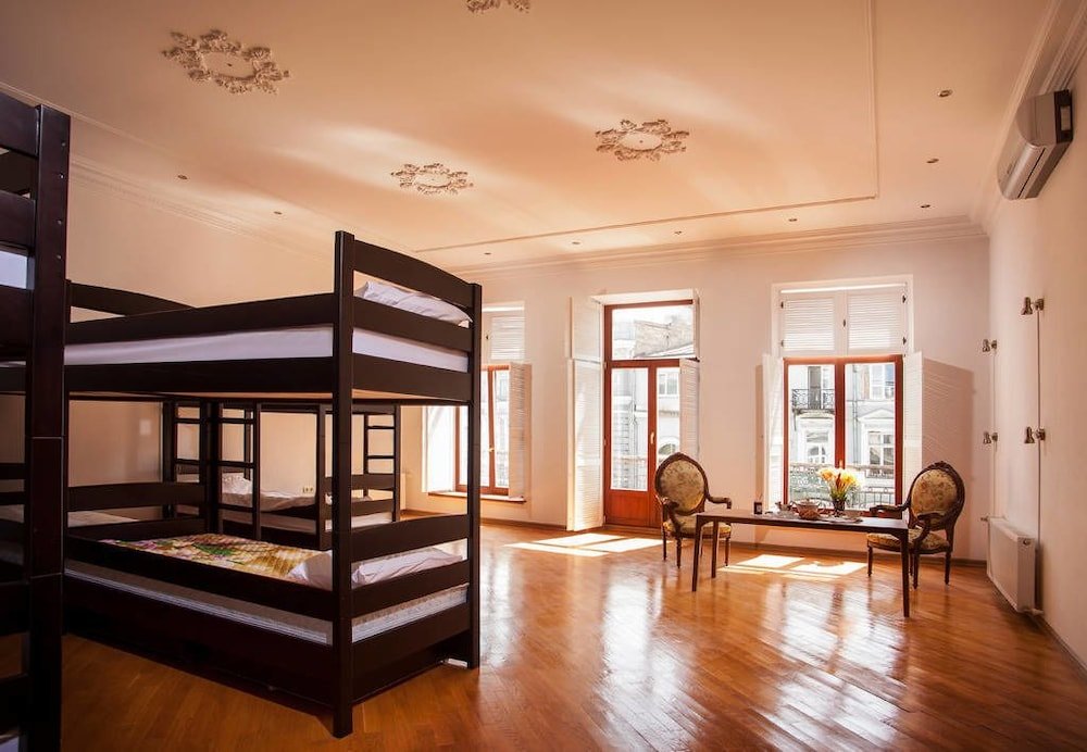 Кровать в общем номере с балконом Хостел EstherHouse