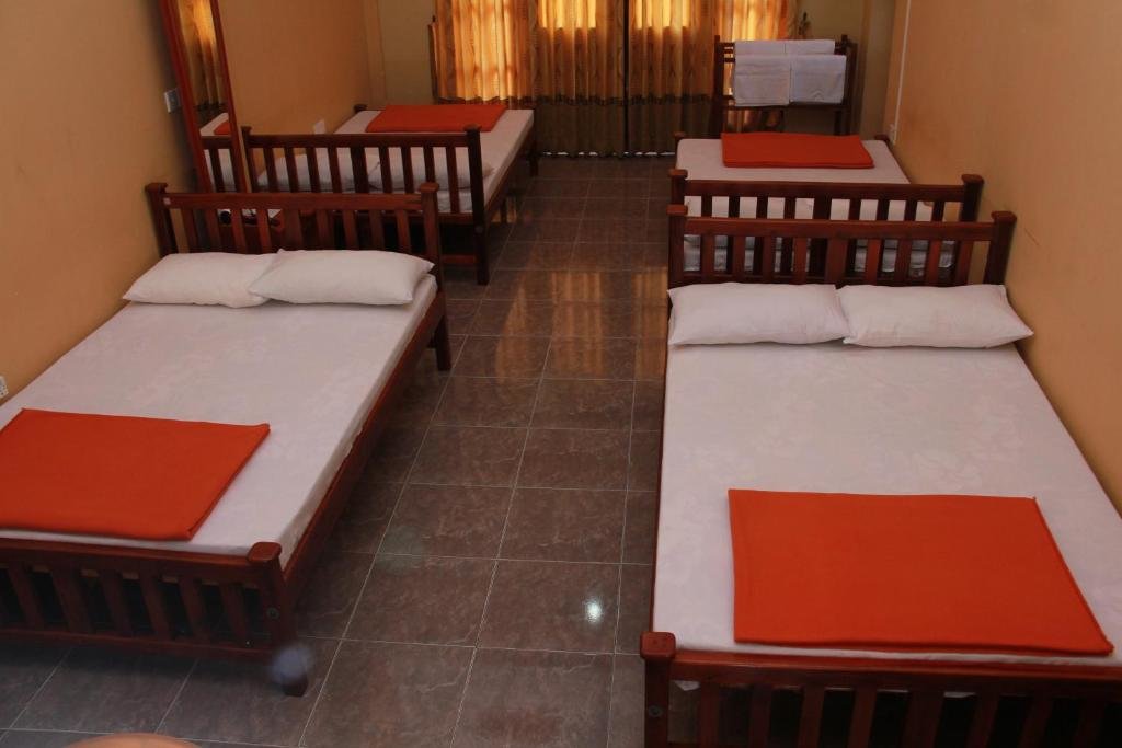 Standard Vierer Zimmer Anura Guest Inn