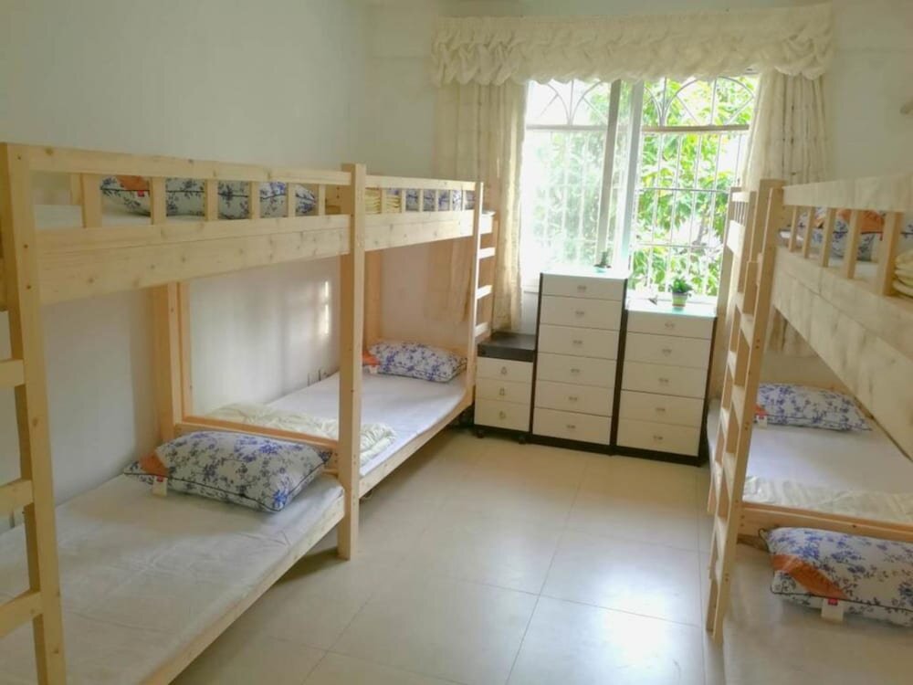 Кровать в общем номере (женский номер) Laiyin Garden City Hostel