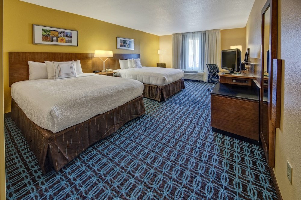 Четырёхместный номер Standard Fairfield Inn and Suites by Marriott Orlando Near Universal Orlando