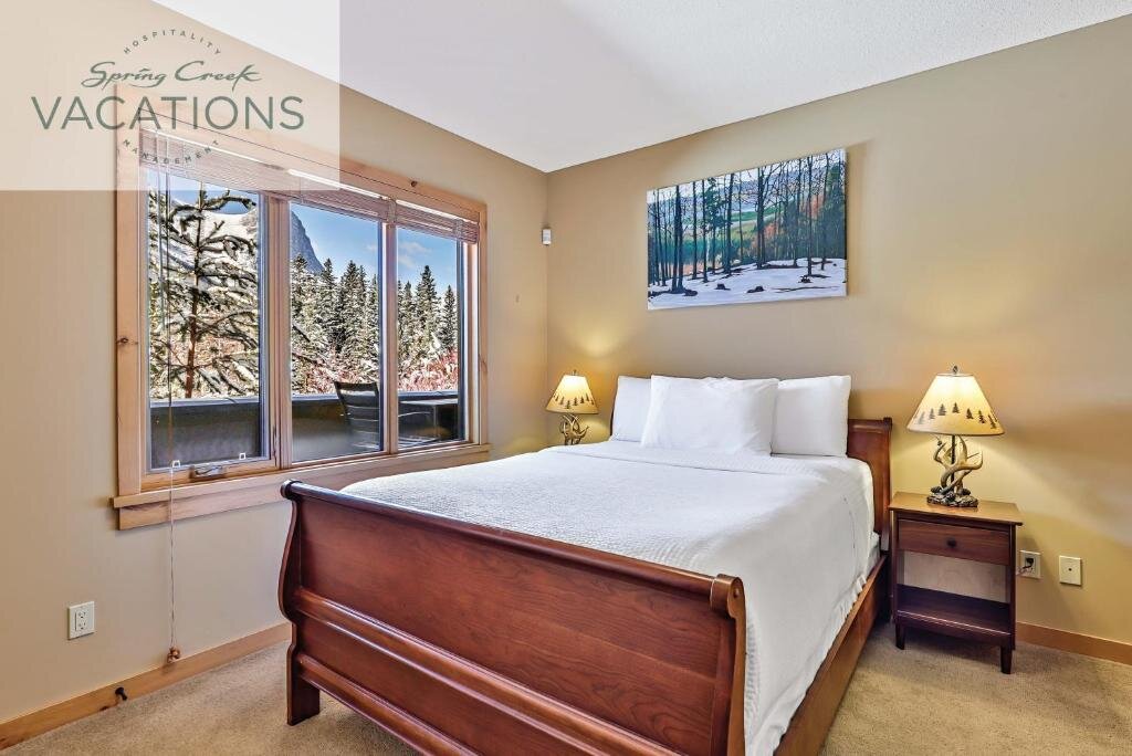 Люкс Deluxe Rundle Cliffs Lodge by Spring Creek Vacations