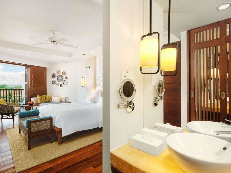 Deluxe suite Pullman Danang Beach Resort