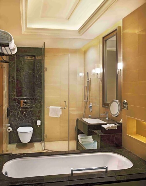 Клубный номер Standard Crowne Plaza New Delhi Mayur Vihar Noida, an IHG Hotel