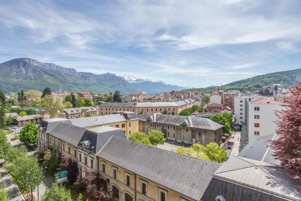 Апартаменты Modern 1br with terrace and a breathtaking view in Annecy