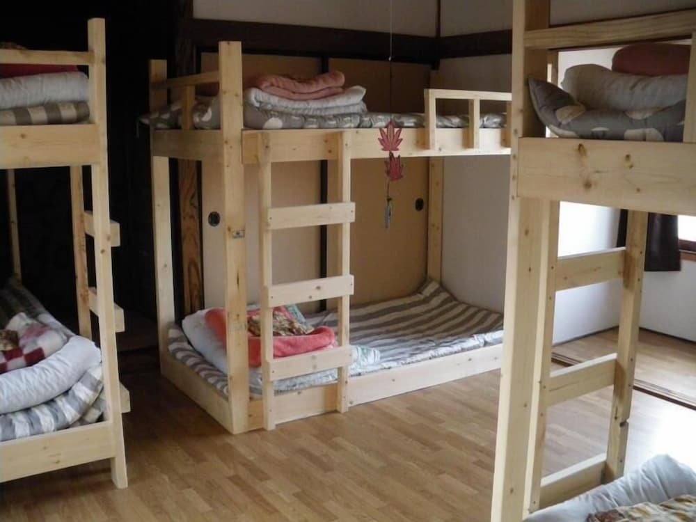 Кровать в общем номере (мужской номер) Emina Backpackers