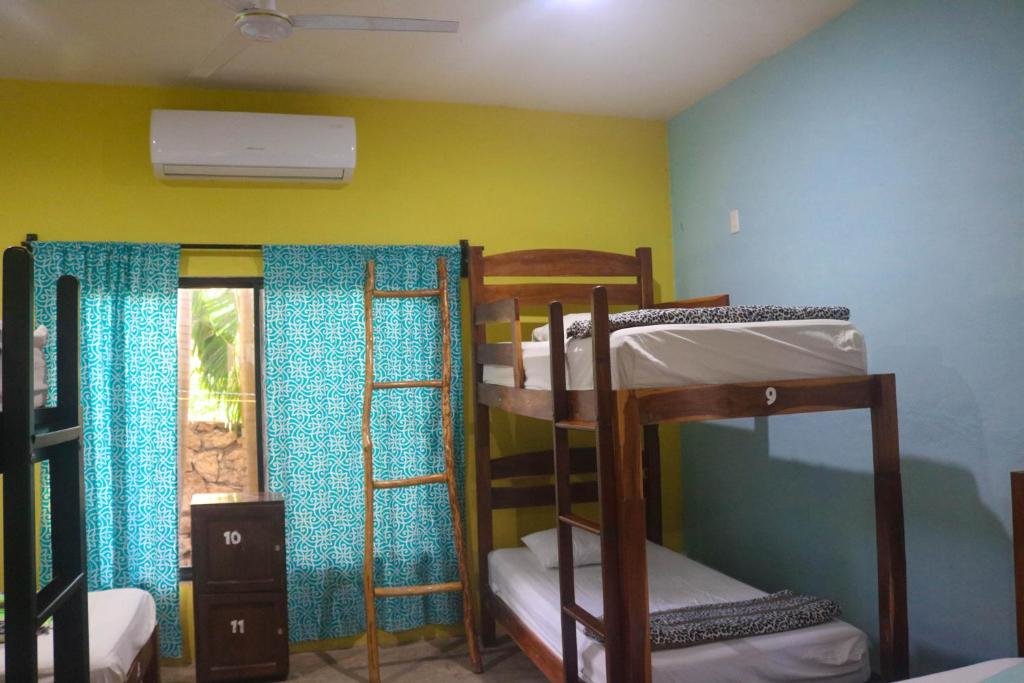 Кровать в общем номере Hostal Tunich Naj & Hotel