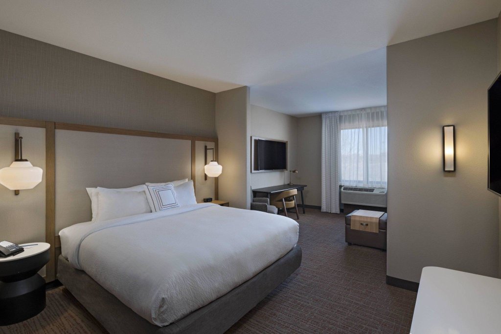 Люкс Fairfield Inn & Suites by Marriott Colorado Springs East