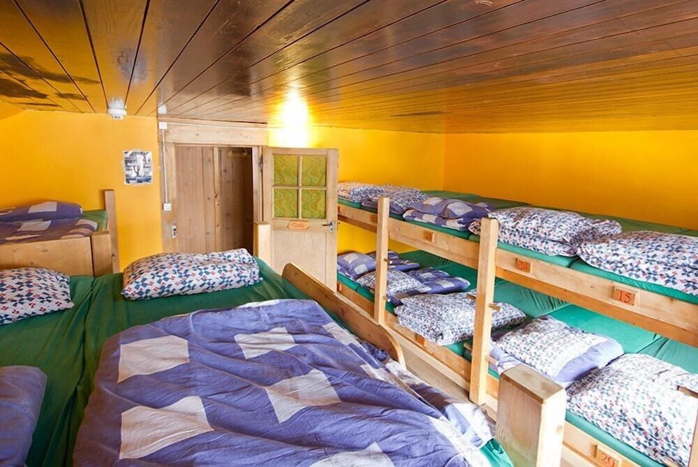 Кровать в общем номере с видом на горы Mountain Hostel Gimmelwald