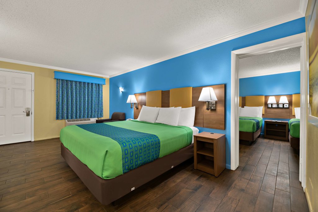 Четырёхместный люкс SureStay Hotel by Best Western Clermont Theme Park West