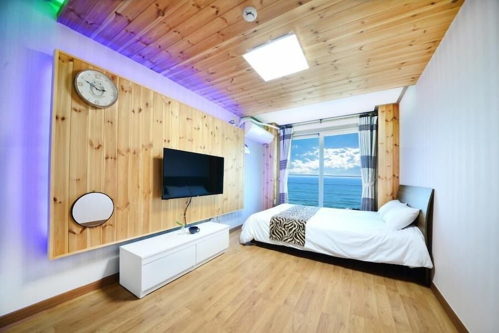 Standard Zimmer 2 Schlafzimmer mit Balkon Donghae Red Roof Pension