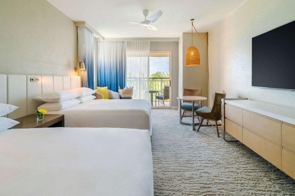 Четырёхместный номер Standard с балконом и с красивым видом из окна Hyatt Regency Aruba Resort & Casino