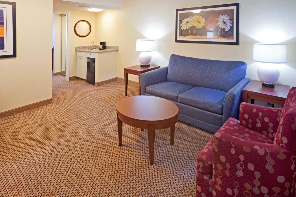 Люкс Crowne Plaza Suites Arlington, an IHG Hotel