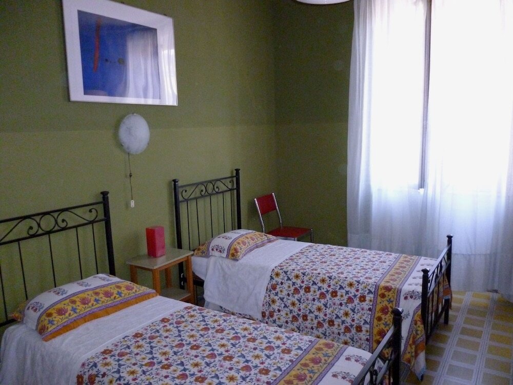 Кровать в общем номере (женский номер) Hotel Giamaica for Girls & Ladies Only