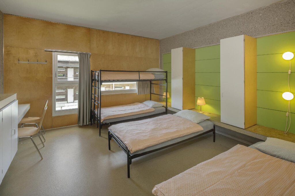 Кровать в общем номере Lausanne Youth Hostel Jeunotel