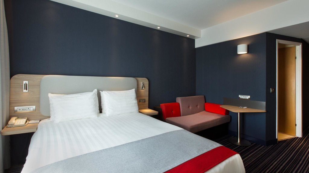 Standard room Holiday Inn Express Geneva Airport, an IHG Hotel