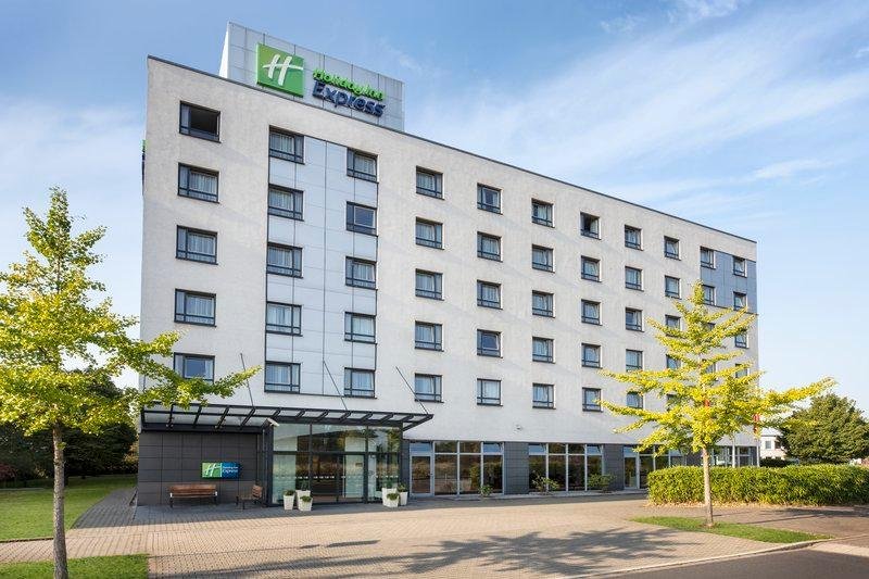 Кровать в общем номере Holiday Inn Express Düsseldorf City North, an IHG Hotel