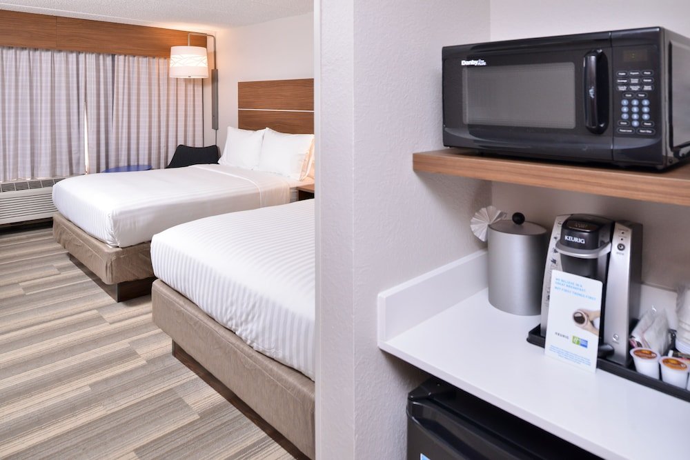 Четырёхместный номер Standard Holiday Inn Express Hotel & Suites Indianapolis Dtn-Conv Ctr, an IHG Hotel