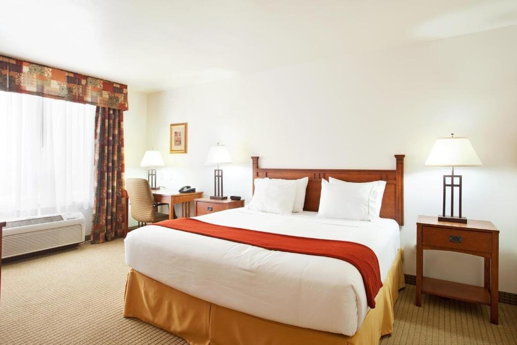 Люкс Holiday Inn Express & Suites Mattoon, an IHG Hotel